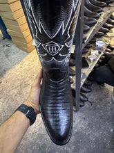 Cargar imagen en el visor de la galería, ELH1011 - Bota oval clon lizard negro