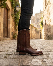 Cargar imagen en el visor de la galería, ELH1013 - Bota bulldog capuchino café