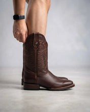 Cargar imagen en el visor de la galería, ELH1013 - Bota bulldog capuchino café