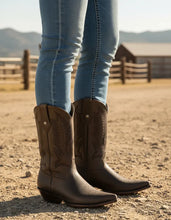 Cargar imagen en el visor de la galería, H1031 - Bota chihuahua de cuero crazy choco