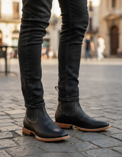 Cargar imagen en el visor de la galería, H1082 - Botín bulldog cuello toro negro