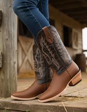 Cargar imagen en el visor de la galería, H2023 - Bota bulldog tacón cubano crazy oro/desierto choco