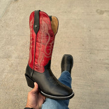 Cargar imagen en el visor de la galería, H2024 - Bota bulldog tacón cubano atanado negro/desierto rojo