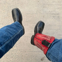 Cargar imagen en el visor de la galería, H2024 - Bota bulldog tacón cubano atanado negro/desierto rojo