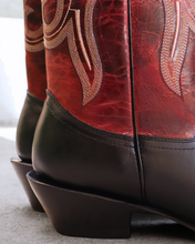 Cargar imagen en el visor de la galería, H2024 - Bota bulldog tacón cubano atanado negro/desierto rojo