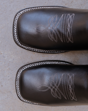 Cargar imagen en el visor de la galería, H2024 - Bota bulldog tacón cubano atanado negro/desierto rojo