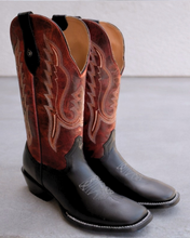 Cargar imagen en el visor de la galería, H2024 - Bota bulldog tacón cubano atanado negro/desierto rojo