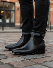 Cargar imagen en el visor de la galería, U1004 - Botín charro de cuero atanado negro