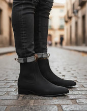 Cargar imagen en el visor de la galería, U1005 - Botín charro de cuero nubuck negro
