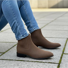 Cargar imagen en el visor de la galería, U1007 - Botín charro de cuero nubuck moka