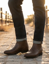 Cargar imagen en el visor de la galería, U1013 - Botín charro de hule cuello toro café