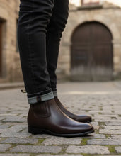 Cargar imagen en el visor de la galería, U2001 - Botín charro de hule atanado café