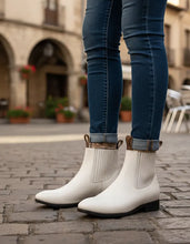 Cargar imagen en el visor de la galería, U2002 - Botín charro de hule atanado hueso