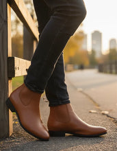 Cargar imagen en el visor de la galería, U2003 - Botín charro de hule atanado miel