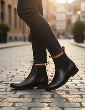 Cargar imagen en el visor de la galería, U2004 - Botín charro de hule atanado negro