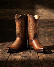 Cargar imagen en el visor de la galería, D2011 - Bota oval águila 22 glasee brandy