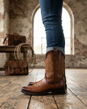 Cargar imagen en el visor de la galería, D2011 - Bota oval águila 22 glasee brandy