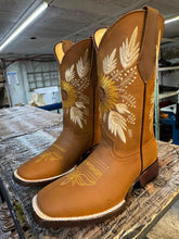 Load image into Gallery viewer, D2062 - Bota bulldog de girasoles crazy oro