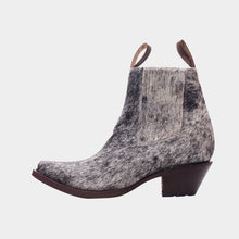 Load image into Gallery viewer, D1031 - Botín puntal de pelo pinto negro