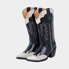 Load image into Gallery viewer, D1081 - Bota puntal snake print negro