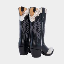Load image into Gallery viewer, D1081 - Bota puntal snake print negro