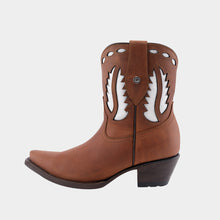 Cargar imagen en el visor de la galería, D2041 - Bota corta puntal láser crazy bronce