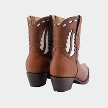 Cargar imagen en el visor de la galería, D2041 - Bota corta puntal láser crazy bronce