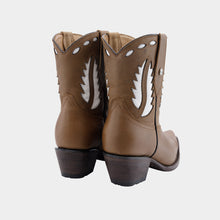 Cargar imagen en el visor de la galería, D2043 - Bota corta puntal láser crazy oro