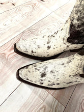 Cargar imagen en el visor de la galería, D2054 - Bota puntal clásica de pelo pinto negro