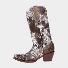 Cargar imagen en el visor de la galería, D2054 - Bota puntal clásica de pelo pinto negro