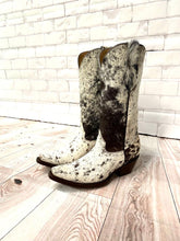 Cargar imagen en el visor de la galería, D2054 - Bota puntal clásica de pelo pinto negro