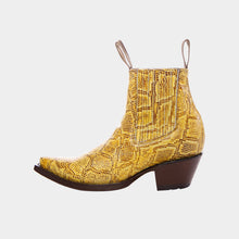 Load image into Gallery viewer, D2093 - Botín puntal grabado anaconda amarillo/café/tabaco