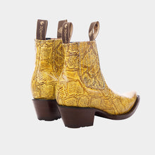 Load image into Gallery viewer, D2093 - Botín puntal grabado anaconda amarillo/café/tabaco