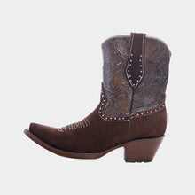 Load image into Gallery viewer, D3011 - Bota corta puntal gamuza grabado anaconda café/negro/choco
