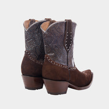 Load image into Gallery viewer, D3011 - Bota corta puntal gamuza grabado anaconda café/negro/choco