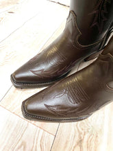 Cargar imagen en el visor de la galería, D8006 - Bota puntal kiara atanado café