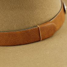 Cargar imagen en el visor de la galería, STCAU1002 - Texana cautiva banano