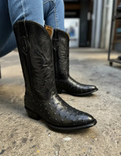 Cargar imagen en el visor de la galería, ELH1003 - Bota oval clon avestrúz negro
