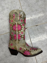 Cargar imagen en el visor de la galería, UP1003 - Bota puntal flores desierto ostra/fucsia
