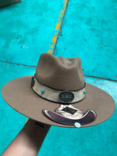 Cargar imagen en el visor de la galería, STTRIANG4004 - Texana triángulo banano toquilla pelo de res piedra azul
