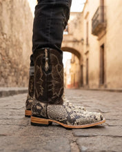 Load image into Gallery viewer, EB4004 - Bota bulldog pitón café claro
