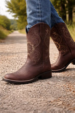 Load image into Gallery viewer, ELD1014 - Bota bulldog mariposa brandy hule cierre
