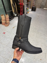 Cargar imagen en el visor de la galería, ELH1016 - Bota byker trompa de puerco estribo crazy negro
