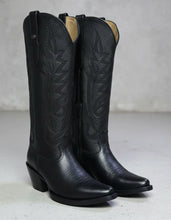 Cargar imagen en el visor de la galería, D8001 - Bota puntal kiara venado negro
