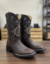 Load image into Gallery viewer, ELD1014 - Bota bulldog mariposa brandy hule cierre
