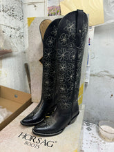 Load image into Gallery viewer, ELD1001 - Bota puntal alta flores/piedras atanado negro suela negra
