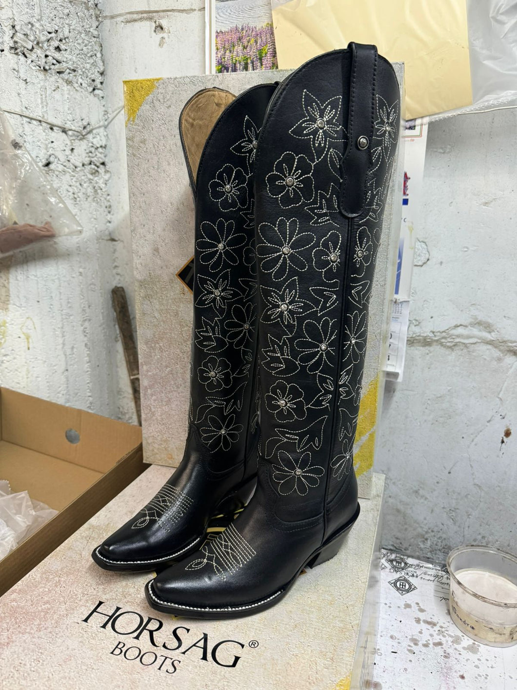 ELD1001 - Bota puntal alta flores/piedras atanado negro suela negra