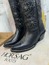 Load image into Gallery viewer, ELD1001 - Bota puntal alta flores/piedras atanado negro suela negra
