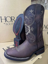 Load image into Gallery viewer, ELD1014 - Bota bulldog mariposa brandy hule cierre
