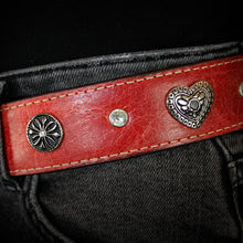 Load image into Gallery viewer, CD4003 - Cinto para dama piedras y corazones desierto rojo
